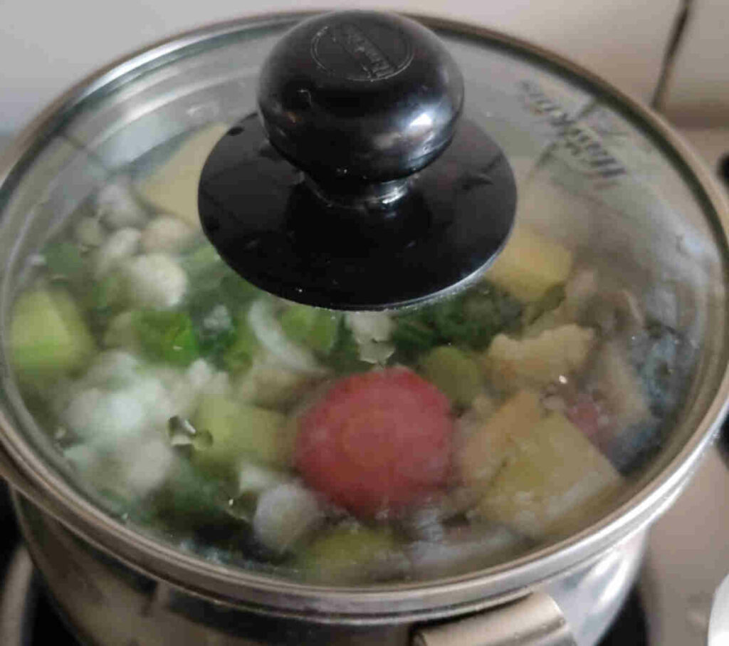 cover with lid for making clear soup