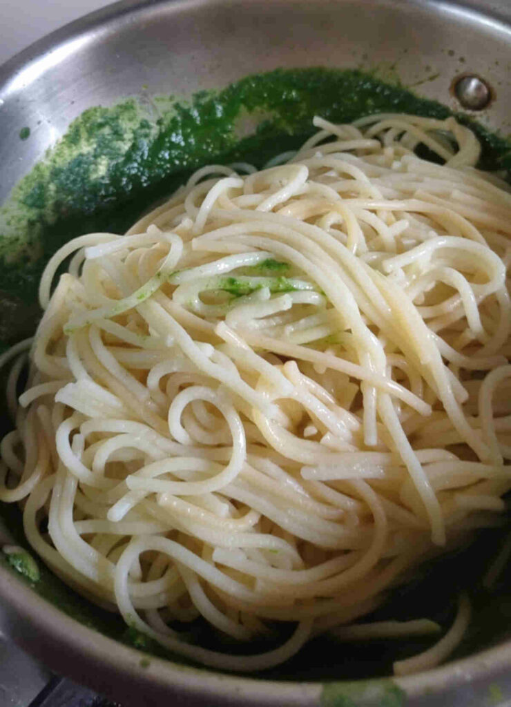 boiled pasta added to vegan spinach sauce 