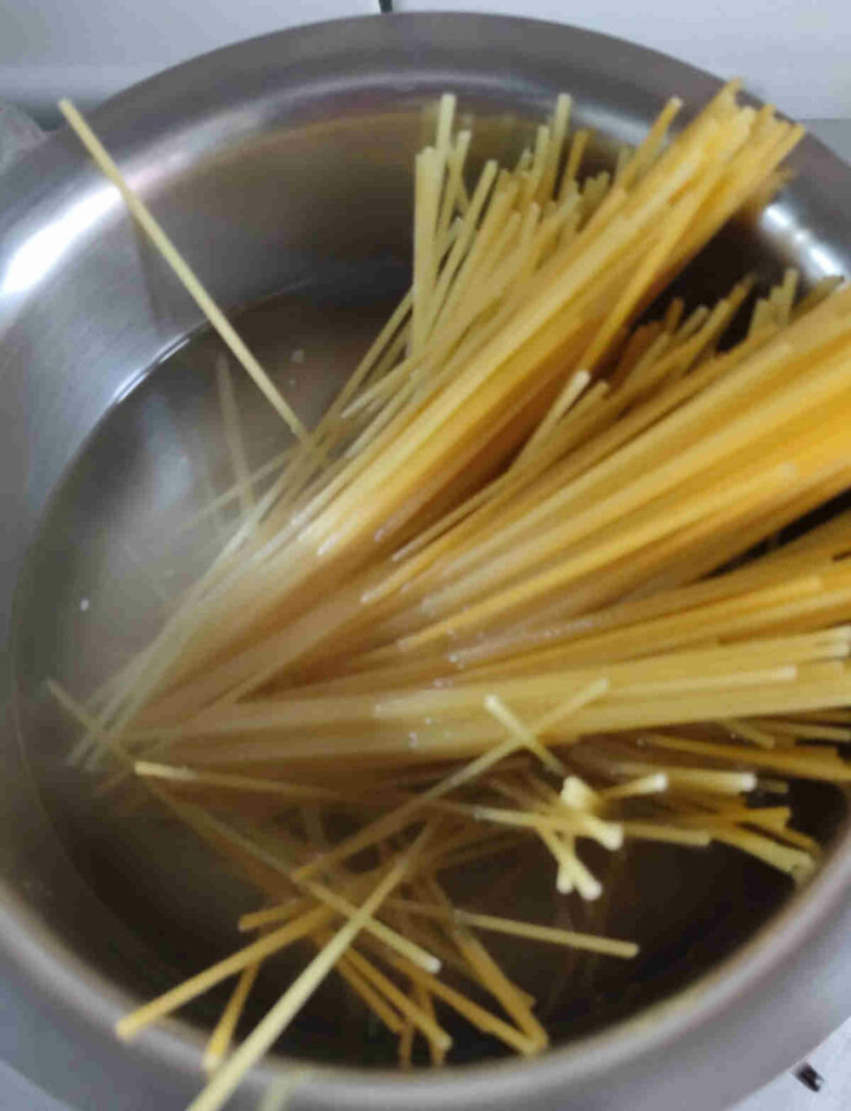 boiling spaghetti pasta in a large saucepan