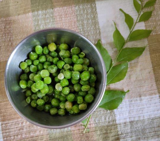 peas and curry leaves