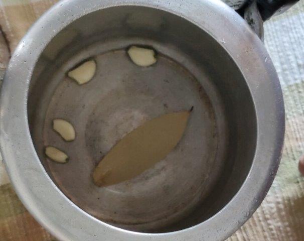 garlic bayleaf in pressure cooker