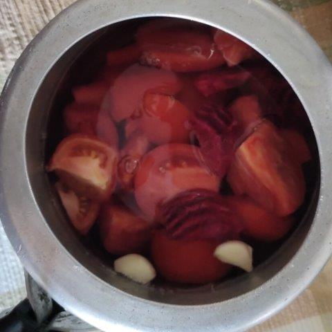 water with veggies to be boiled
