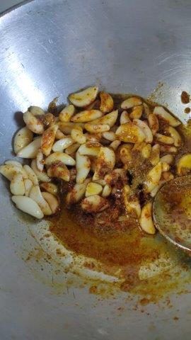 add garlic to oil and spices for garlic pickle