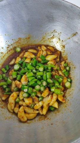 add green chilies to garlic sauteed