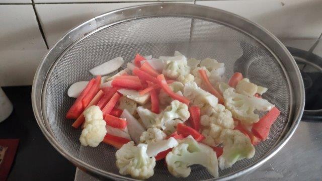 drain water from blanched veggies to make gobhi pickle