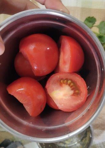 tomatoes in blender for ginger garlic soup