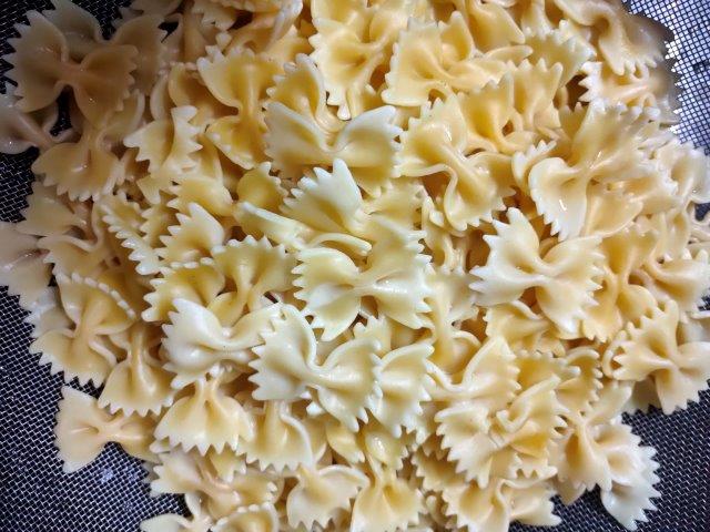 boiled pasta in colander