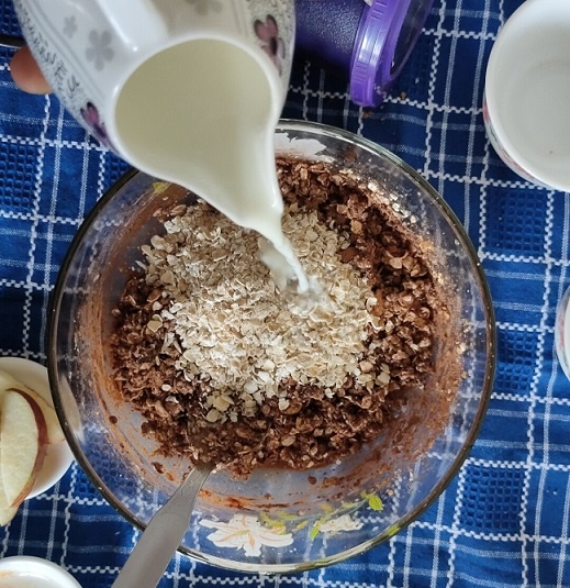 oats, cocoa and milk to jaggery mix