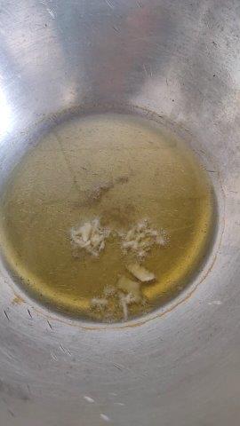 garlic in oil for mushroom masala