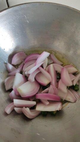 onions in oil for mushroom masala
