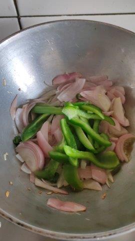 capsicum onion in wok for making mushroom masala