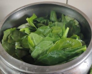 add palak leaves to pressure cooker