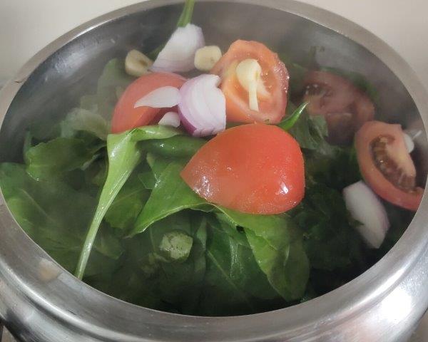 onion, tomato, garlic with palak leaves for boiling