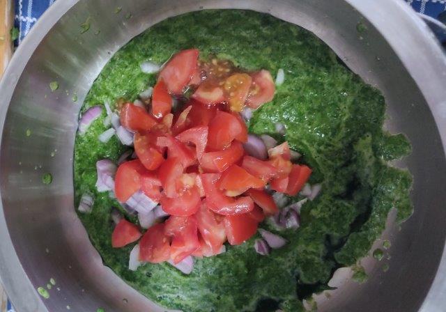 spinach with onion tomato