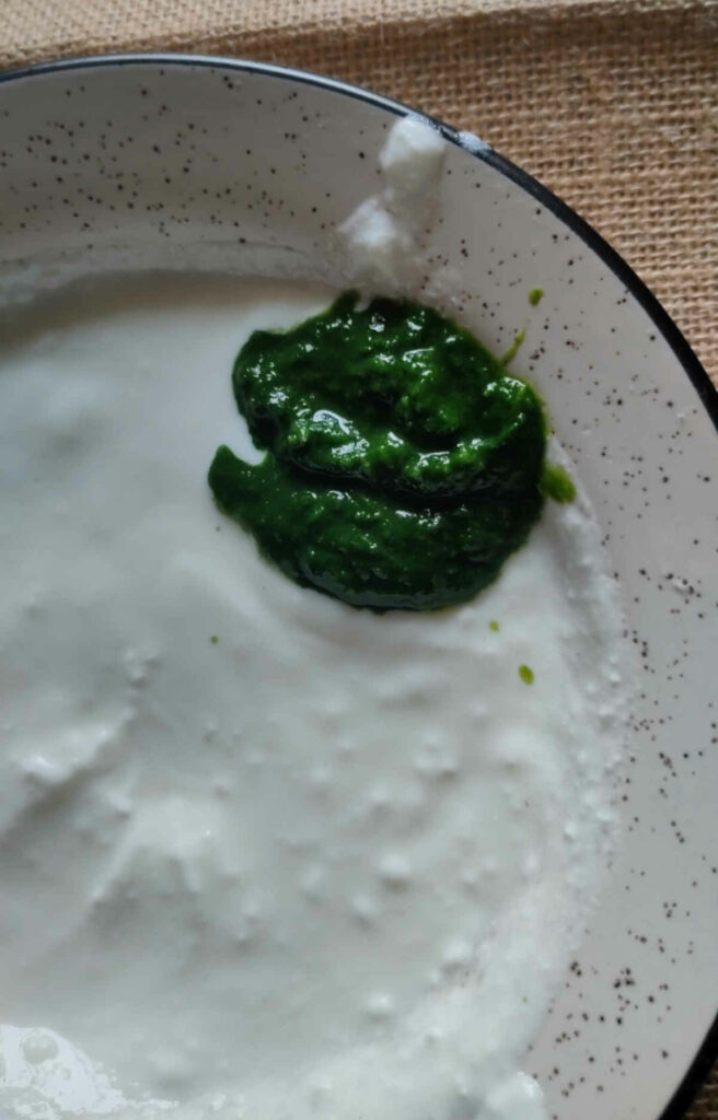 curd with bathua leaves paste