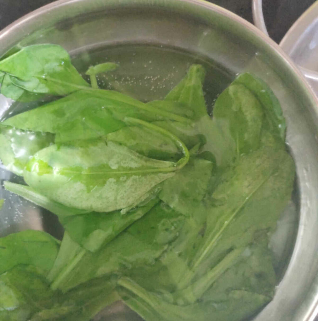 blanching spinach leaves for apple smoothie