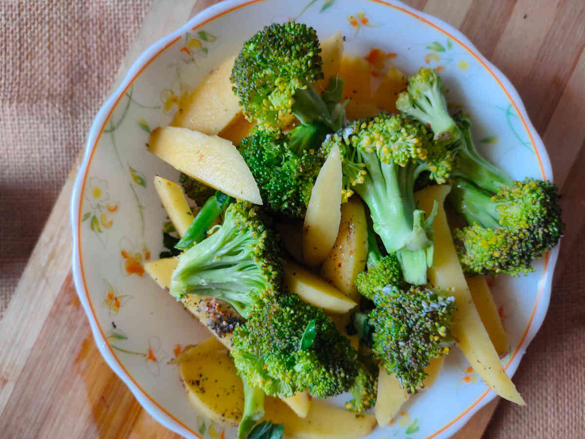 mix broccoli and potatoes with spices, olive oil and salt in a  large bowl