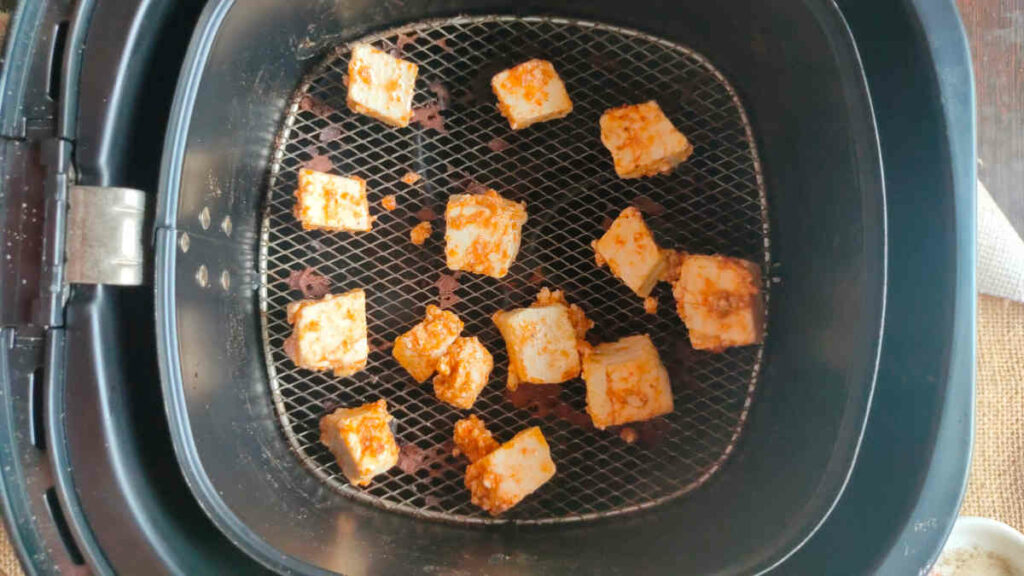 place paneer cubes in air fryer at even gaps