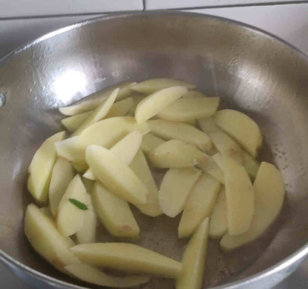 fry potato slices in oil before adding bathua